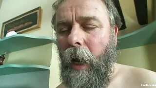 پلمبر کے سکس دو زن یک مرد ساتھ باورچی خانے میں جنسی کے بعد brunette milf سہ ہو جاتا ہے