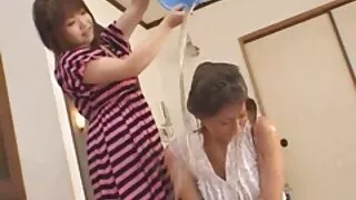 Tlerler نی NiOn shoves لنڈ کے درمیان دوست کی سکس زن دوجنسه با مرد ماں کی چھاتی